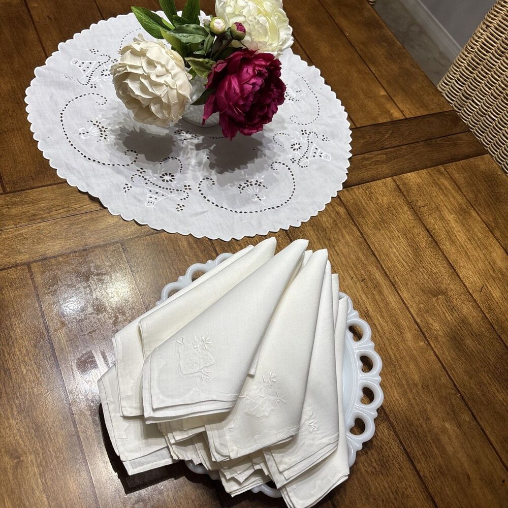 Vtg Hand Appliquéd & Embroidered In Madeira Off White napkins Set of 15